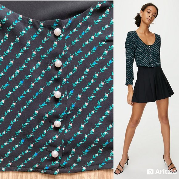 [Sold off app] Sunday Best Kissy Blouse - Picture 1 of 9